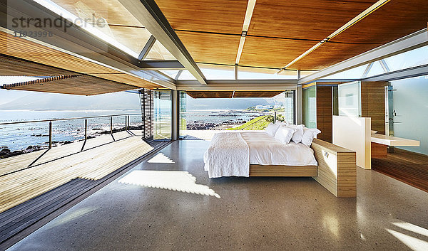 Modernes  luxuriöses Showcase-Bett mit offenem Zugang zur Terrasse und sonnigem Meerblick