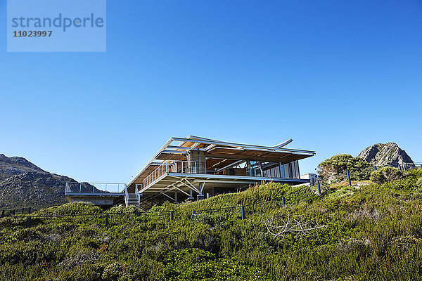 Modernes luxuriöses Wohnhaus unter sonnigem blauem Himmel