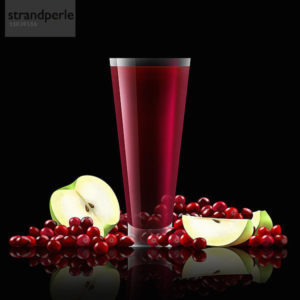 Frische Cranberries und Apfelstücke mit Saftglas