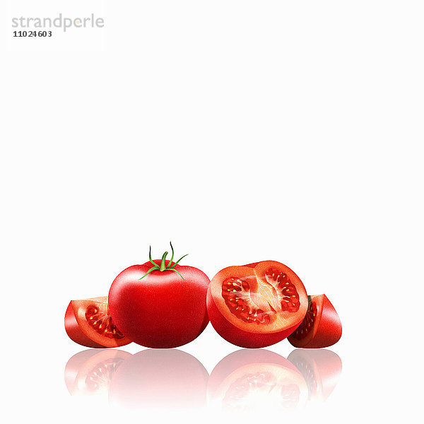 Frische Tomaten  ganz  halbiert und gestückelt