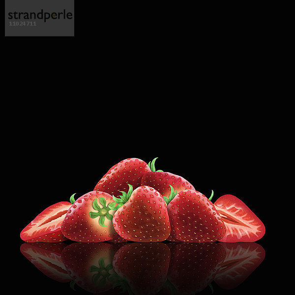 Ganze und geschnittene frische Erdbeeren