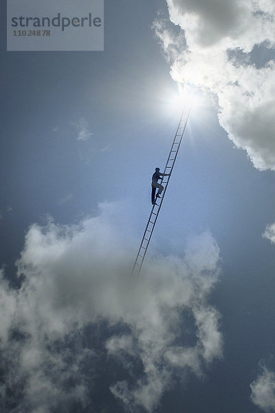 Mann klettert auf einer Leiter zwischen Wolken im Himmel