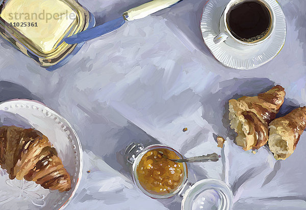 Draufsicht von Croissants  Butter  Marmelade und Kaffee zum Frühstück