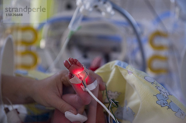 Frühgeborenes auf Intensivstation im Krankenhaus