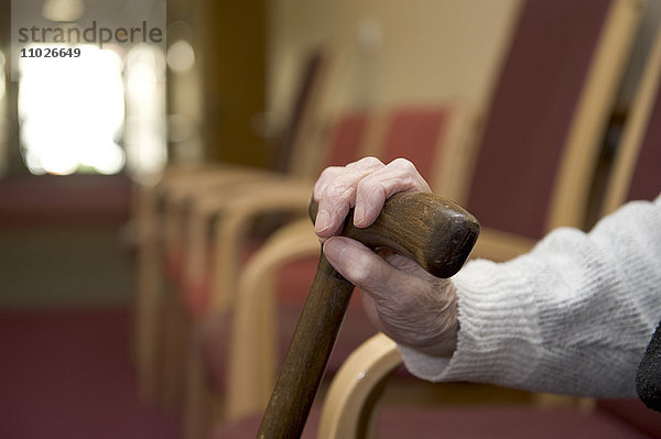 Senior auf dem Flur im Seniorenheim