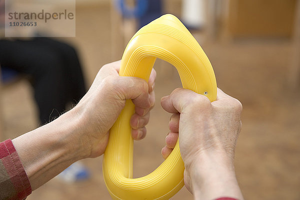 Krafttraining mit Ring im Seniorenheim