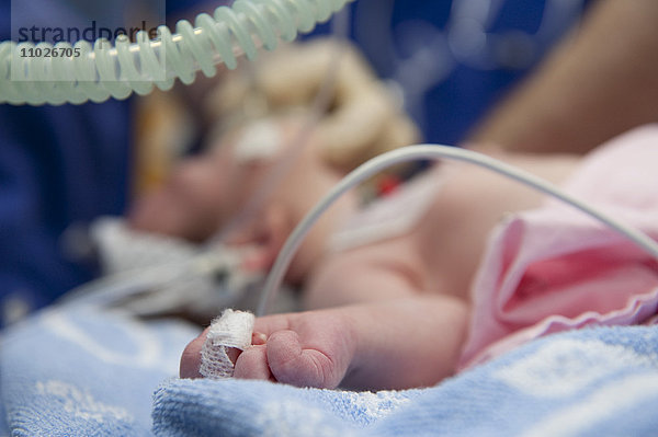 Kleinkind im Operationssaal einer Kinderklinik