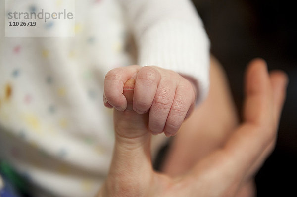 Kleinkind auf der Intensivstation eines Kinderkrankenhauses