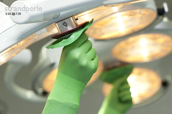 OP-Lampe im Operationssaal eines Krankenhauses