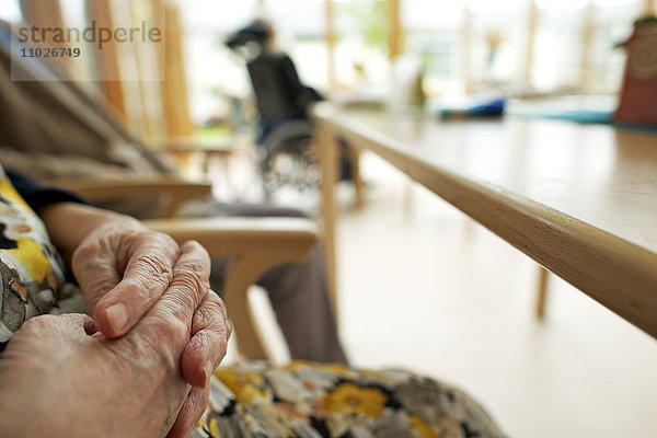 Seniorin im Speisesaal eines Seniorenheims