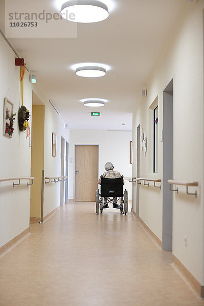 Seniorin im Rollstuhl im Seniorenheim