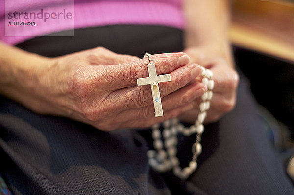 Seniorin mit Kreuz im Seniorenheim