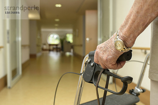 Seniorin mit Rollator in Seniorenheim