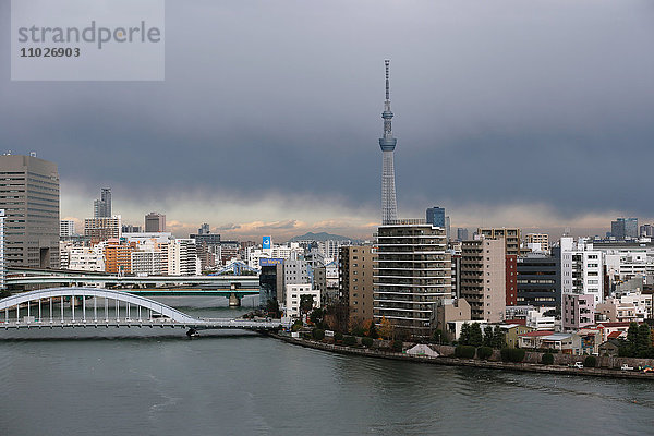 Bewölkter Himmel über dem Stadtbild von Tokio  Tokio  Japan