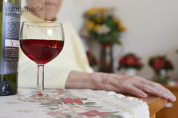 Weinflasche und Glas m Seniorenheim