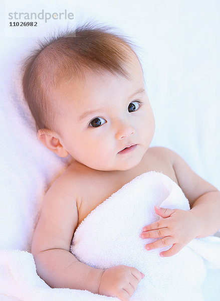 Gemischtrassiges Neugeborenenporträt