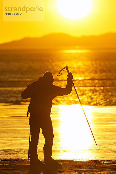 Mann beim Schlittschuhlaufen bei Sonnenuntergang