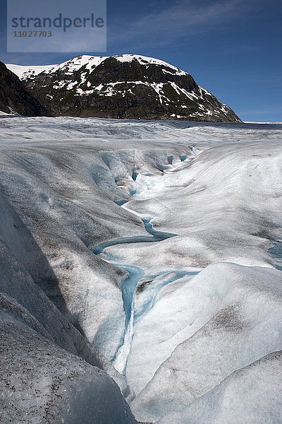 Bach an einem Gletscher.