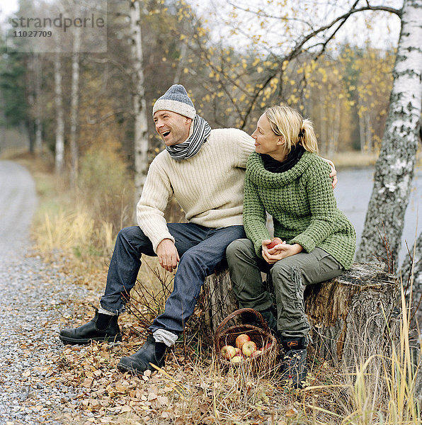 Ein Mann und eine Frau bei einem Spaziergang an einem Herbsttag.