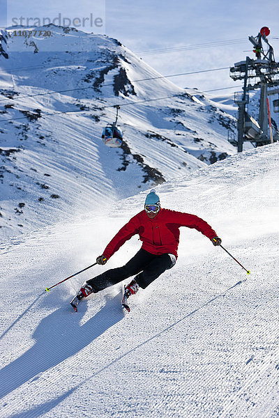 Mann beim Skifahren  hoher Blickwinkel