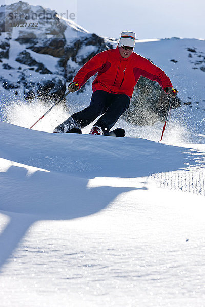 Mann beim Skifahren  tiefer Blickwinkel
