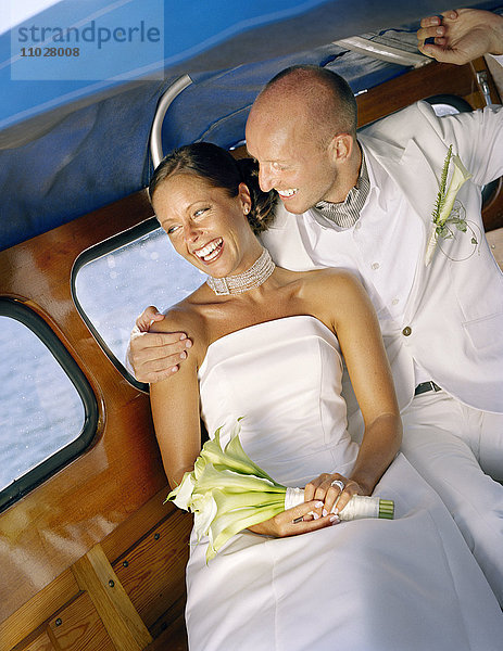 Ein Brautpaar in einem Boot.