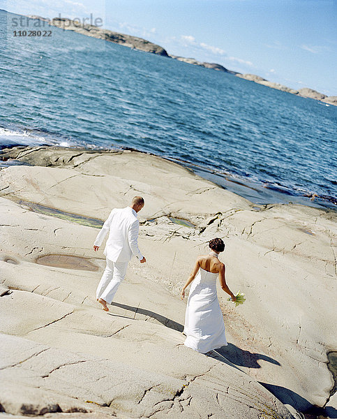 Ein Brautpaar am Meer.