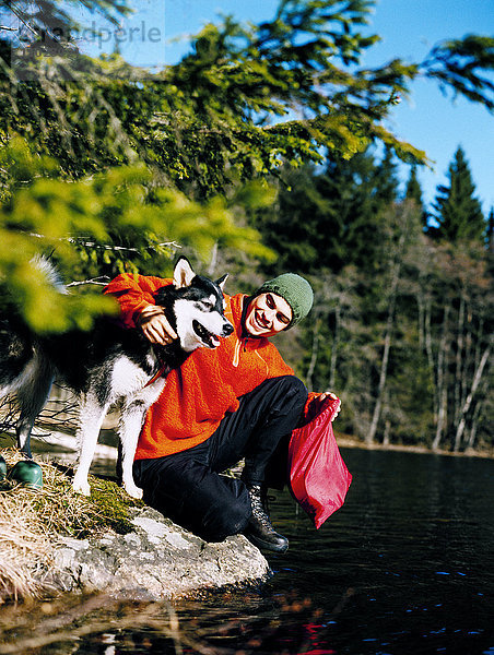 Ein Mann und ein Hund im Wald.