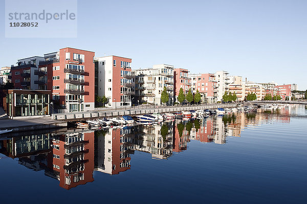 Gebäude am Fluss