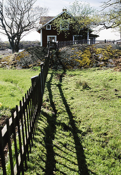 Ein Zaun bei einem Sommerhaus.