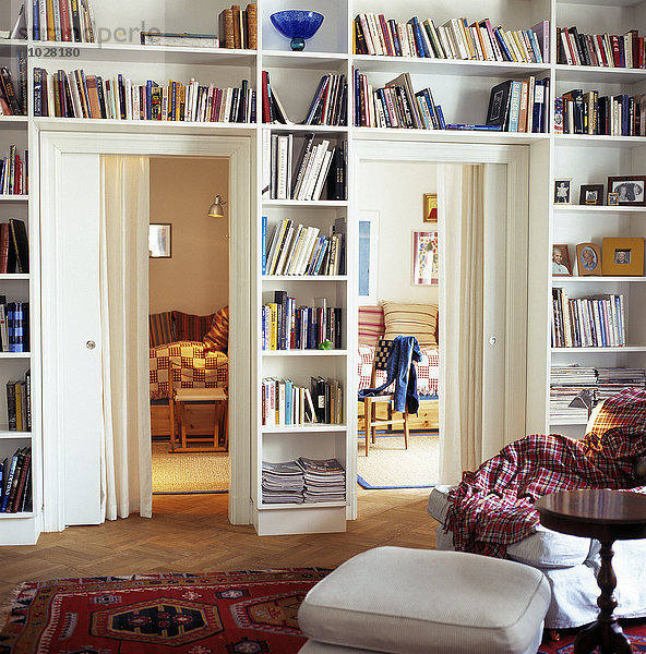 Bücherregale in einem Wohnzimmer.