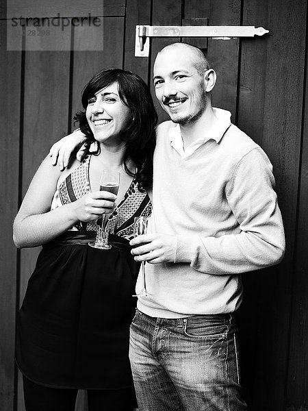 Schweden  Stockholm  Porträt eines Wein trinkenden Paares