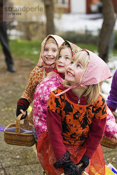 Schweden  Stockholm  drei Mädchen in Osterkostümen  im Freien