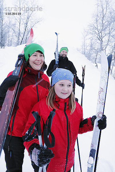 Glückliche Familie im Skiurlaub