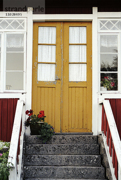 Ein rotes Haus mit einer gelben Tür  Smaland  Schweden.