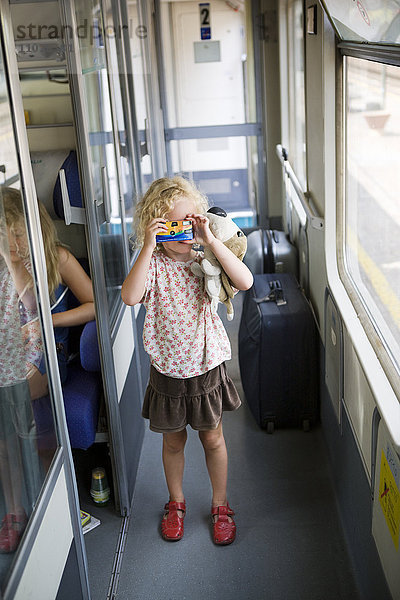 Italien  Mädchen (4-5) fotografiert im Zug