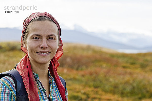 Skandinavien  Schweden  Norrland  Hemavan  Außenporträt einer jungen Frau mit Kopftuch