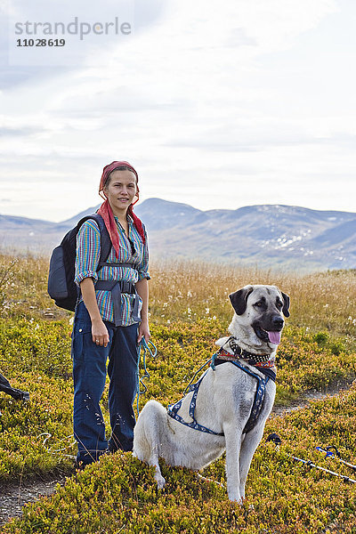 Skandinavien  Schweden  Norrland  Hemavan  junge Frau beim Wandern mit Hund in den Bergen