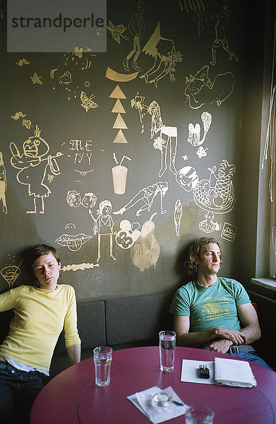 Ein Mann und eine Frau sitzen in einem Café  Schweden.