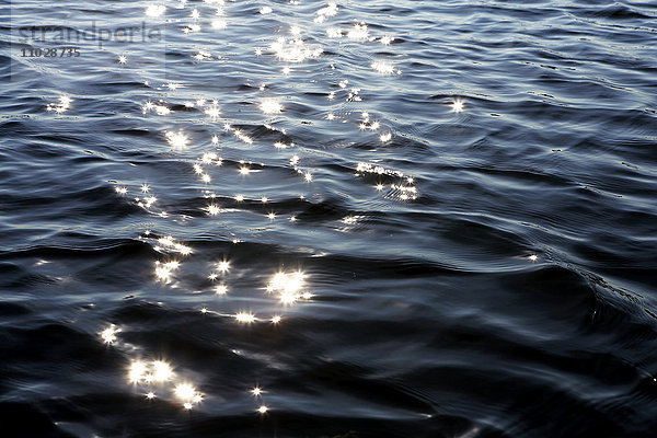 Tanzendes Sonnenlicht im Wasser.