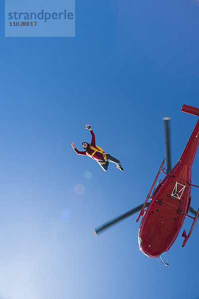 Fallschirmspringerin springt aus Hubschrauber