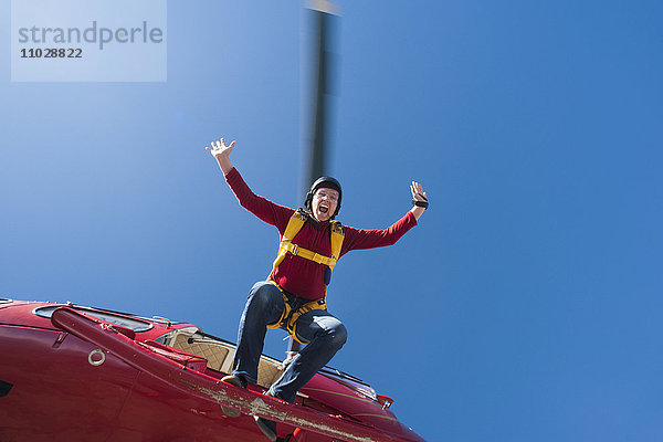 Fallschirmspringerin springt aus Hubschrauber