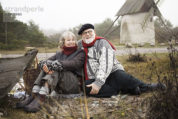 Ein Paar beim Picknick an einer Wettermühle.