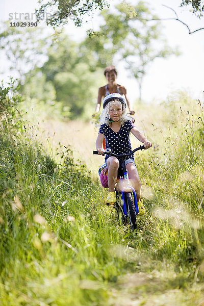 Mutter und Tochter fahren Fahrrad