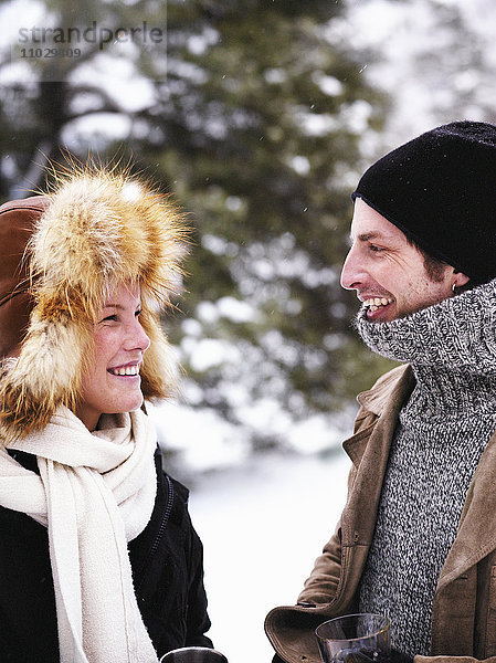 Ein Mann und eine Frau bei einem Winterpicknick.