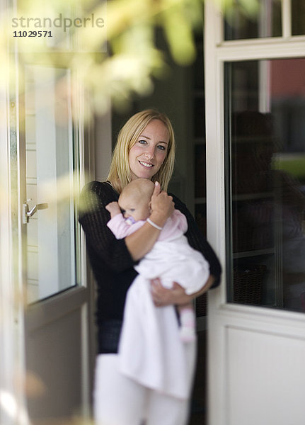 Eine Frau mit einem Baby.