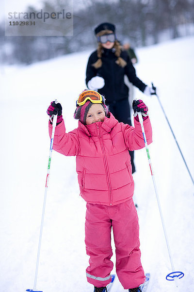 Zwei Mädchen beim Skifahren