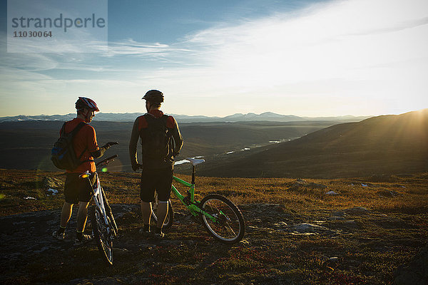 Zwei Männer fahren Fahrrad auf einem Berg