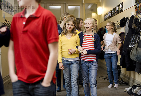 Kinder  die in der Pause im Korridor spazieren gehen