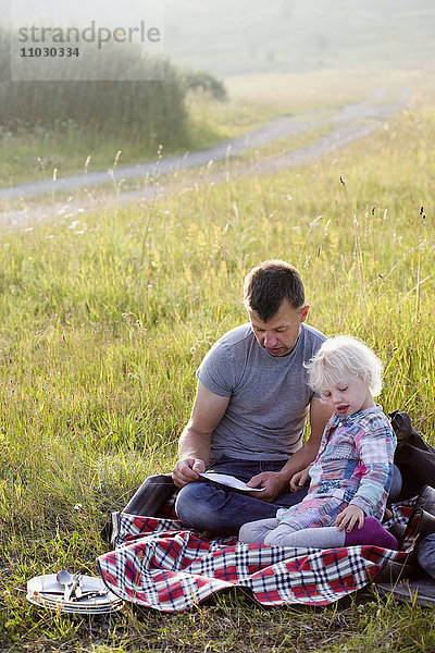 Vater mit Tochter beim Picknick